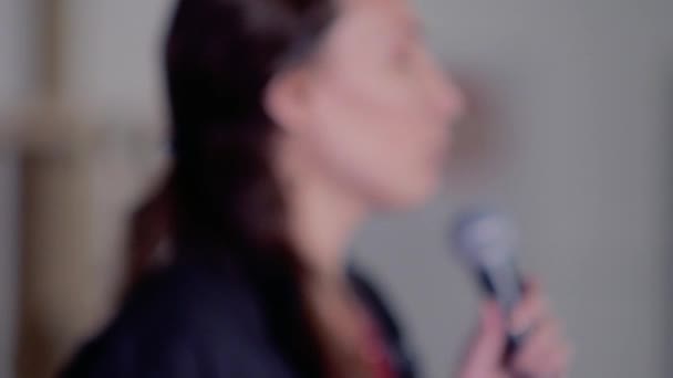 Le conférencier prononce un discours lors d'un événement professionnel 