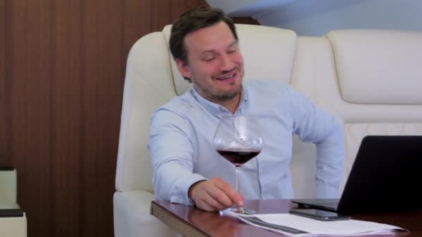 Два бізнесмени комфортно працюють на приватному літаку — стокове відео