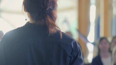Konuşmacı iş olayında konuşma yapıyor