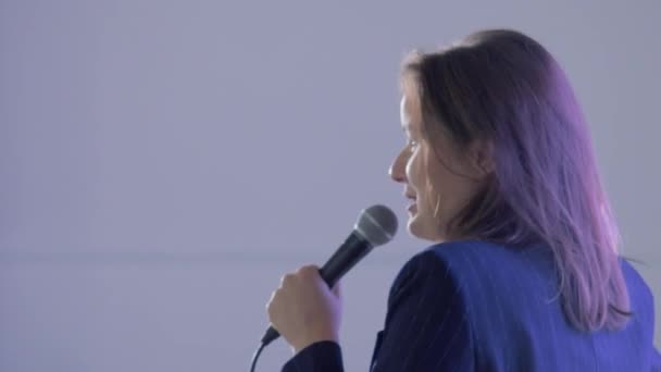 Talare ger tal vid företagsevenemang — Stockvideo