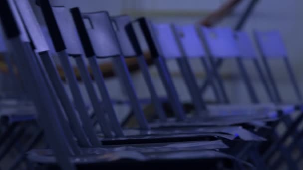 Linhas de cadeiras de plástico vazias — Vídeo de Stock