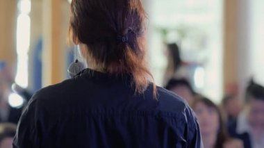 Konuşmacı iş olayında konuşma yapıyor