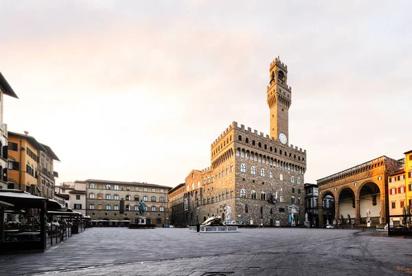 Gün doğumunda Piazza della Signoria