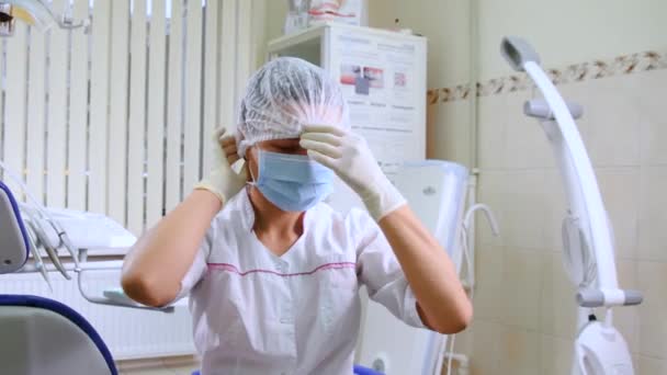Молодая женщина в зубной клинике — стоковое видео