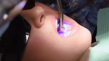 Dişçi kliniğindeki genç kadın.