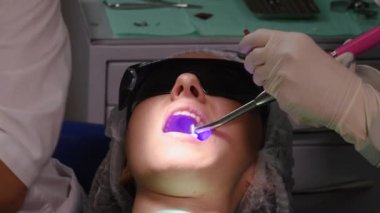 Dişçi kliniğindeki genç kadın.