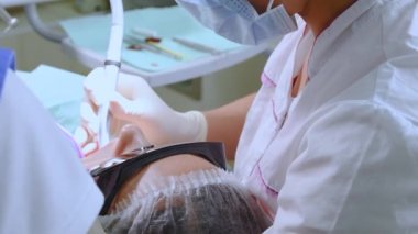 Dişçi kliniğindeki genç kadın.
