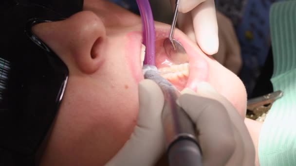 Jovem na clínica odontológica — Vídeo de Stock