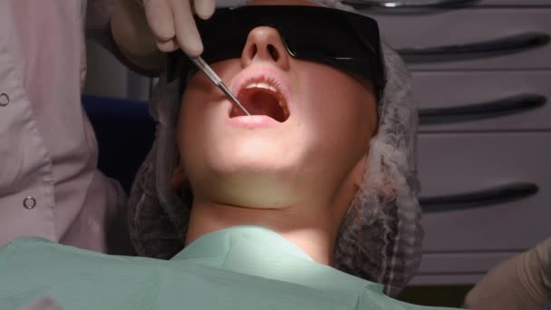Ung kvinna på tandvårdskliniken — Stockvideo