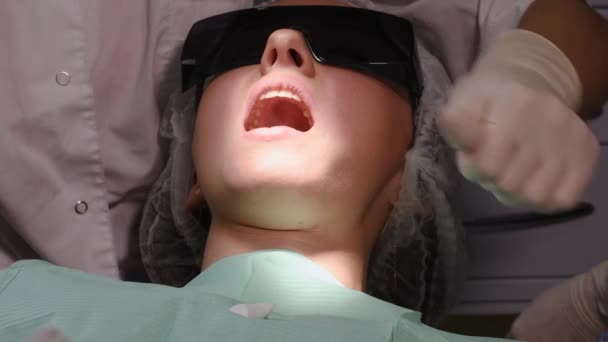 牙科诊所的年轻妇女 — 图库视频影像