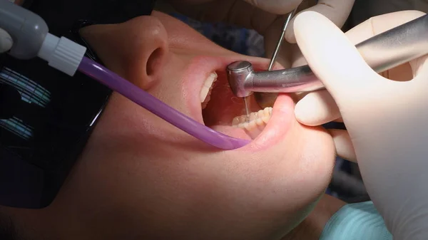 Mladá žena na zubní klinice — Stock fotografie