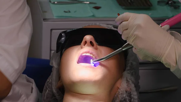 Mladá žena na zubní klinice — Stock fotografie