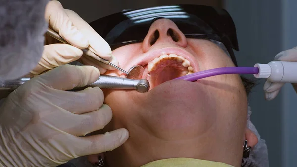 Senior woman getting dentální implant — Stock fotografie