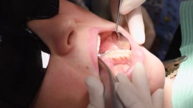 Dişçi kliniğindeki genç kadın.