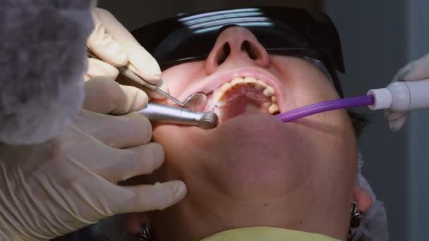 Senior woman getting dentální implant — Stock video