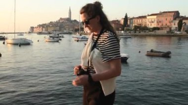 Rovinj 'in fotoğrafını çeken genç bir kadın.