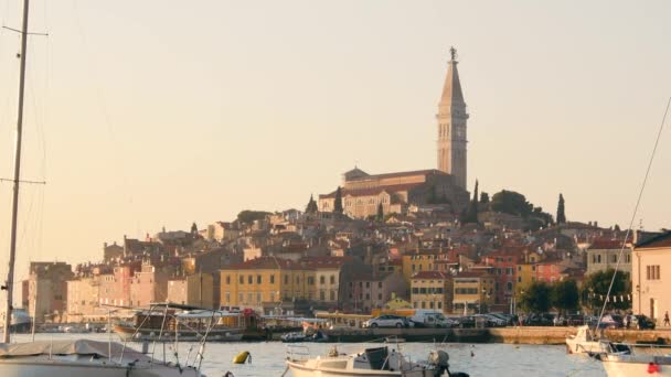 Porto turistico di Rovigno e vista sulla città al tramonto — Video Stock