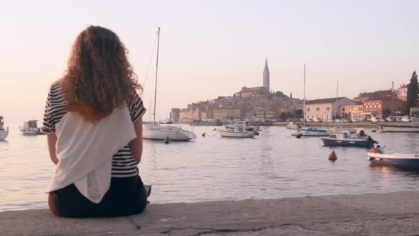 Young woman taking a picture of Rovinj — Stock Video