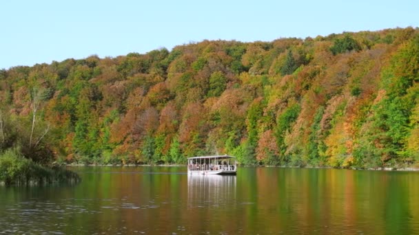 Herbstliche Plitvicer Seen — Stockvideo