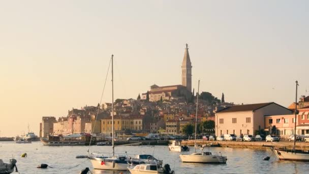 Marina de Rovinj et vue sur la ville au coucher du soleil — Video