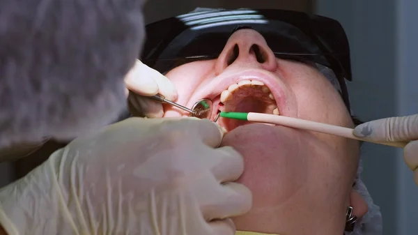 Senior woman getting dentální implant — Stock fotografie