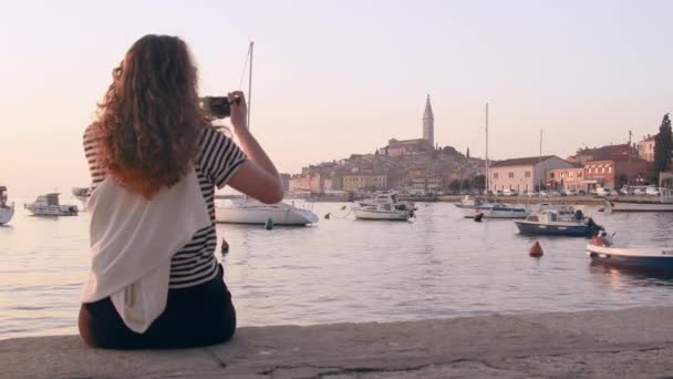 Mujer joven tomando una foto de Rovinj — Vídeos de Stock