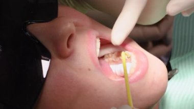 Dişçi kliniğindeki genç kadın.
