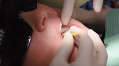 Dişçi kliniğindeki genç kadın.