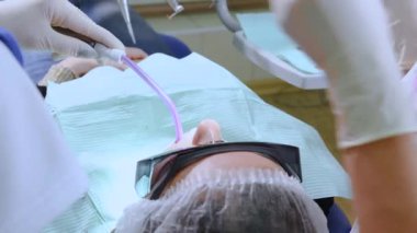 Dişçi kliniğindeki genç kadın.