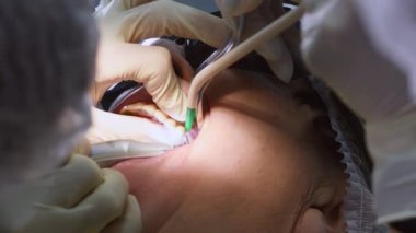 Yaşlı kadın diş implantı yaptırıyor.