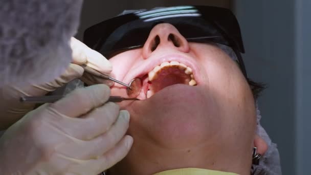 Mulher idosa recebendo implante dentário — Vídeo de Stock