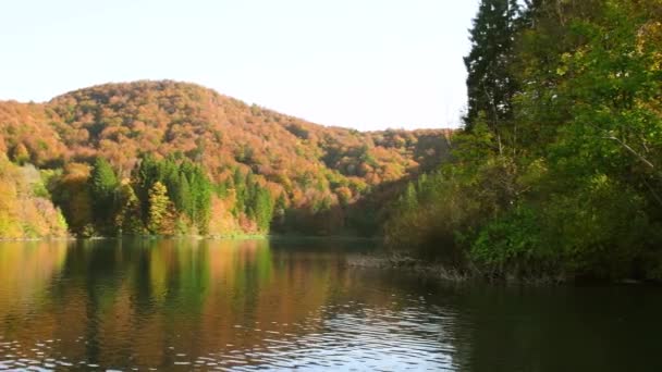 Herbstliche Plitvicer Seen — Stockvideo