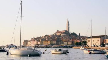 Rovinj marinası ve şehir manzarası gün batımında