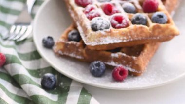 Böğürtlenli Belçika waffle 'ı