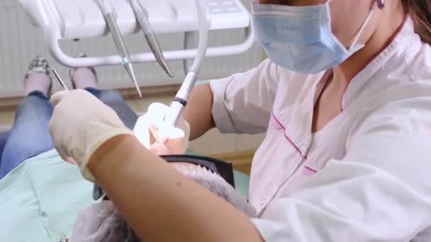 牙科诊所的年轻妇女 — 图库视频影像