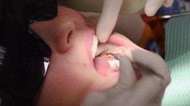 Dişçi kliniğindeki genç kadın.