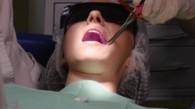 Dişçi kliniğindeki genç kadın.