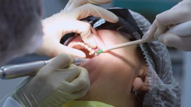 Yaşlı kadın diş implantı yaptırıyor.