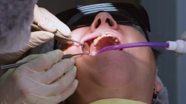Yaşlı kadın diş implantı yaptırıyor.