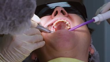 Yaşlı kadın diş implantı yaptırıyor.