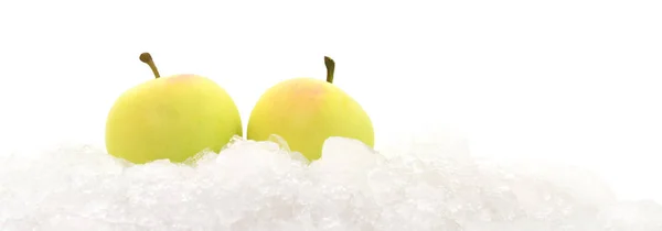 Karda Yalıtılmış Sarı Elmalar — Stok fotoğraf