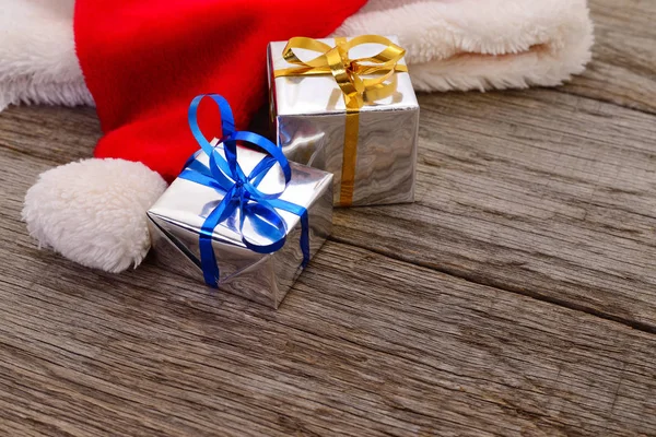 Noël Vacances Fond Bois Avec Casquette Santa Boîtes Cadeaux — Photo