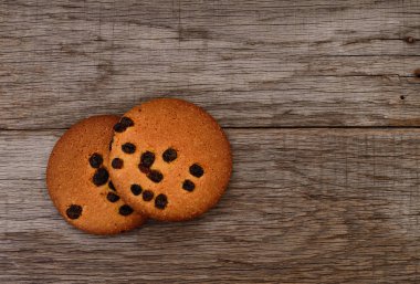 Tahta masadaki kurabiyeler.