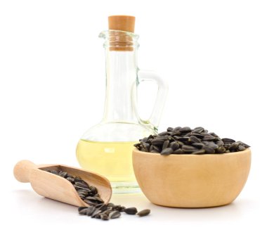 Ay çekirdeği ve yağ. Beyazda izole edilmiş. 