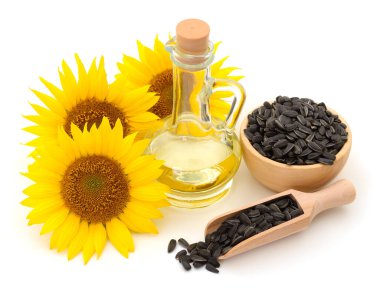 Beyaz arkaplanda izole edilmiş ayçiçeği yağı, tohum ve çiçek.