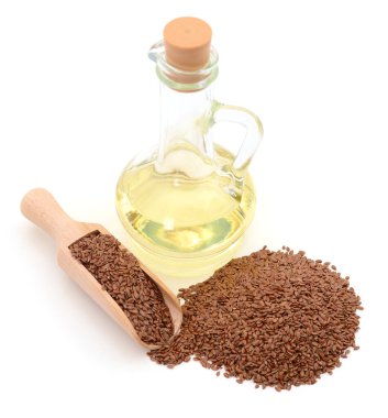 Keten tohumu ve yağ. Beyazda izole edilmiş. 