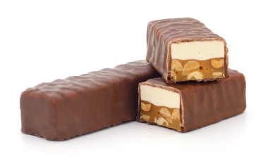 Beyaz arka planda fındıklı çikolata. 