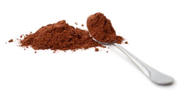 Beyaz arka planda metal kaşık olan kakao tozu. Pişirme, tatlı, sıcak çikolata ve içecek malzemeleri. İzole gıda konseptini kapat.