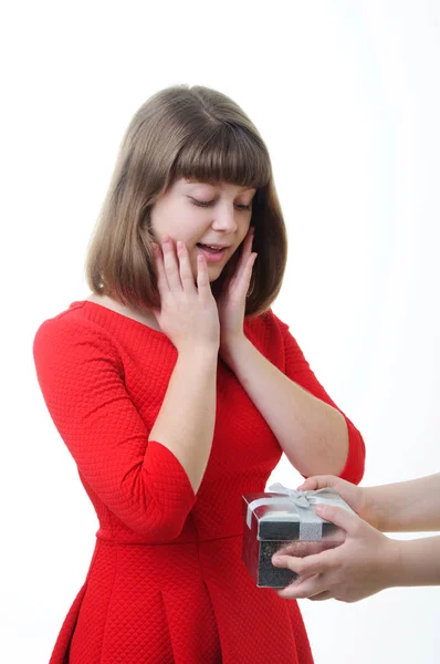 Chica Joven Vestido Rojo Con Caja Regalo —  Fotos de Stock