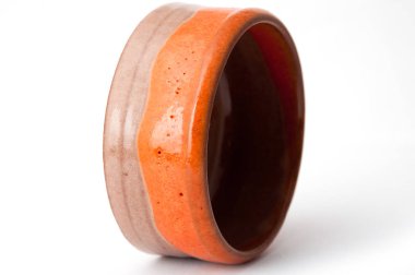 Beyaz zemin üzerine sarı çay bardağı. Geleneksel Japon seramik